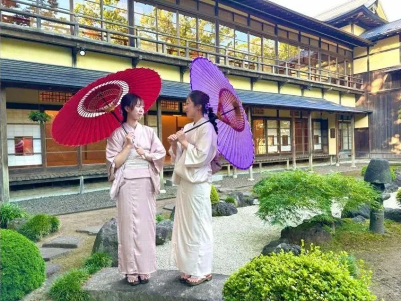 Noshiro'da Tarihi Kaneyu Konağı'nda Profesyonel Kimono Giyimi ve Saç Seti