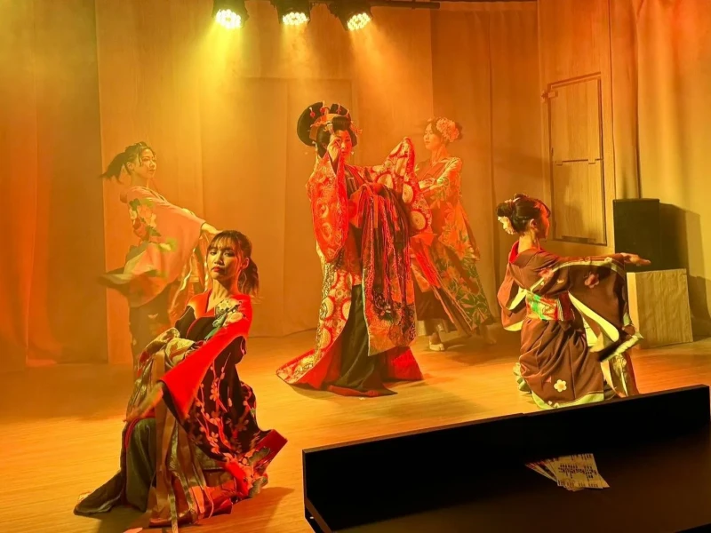 Tokyo Asakusa'da Japon Dans Tiyatrosu ve İçecek Keyfi