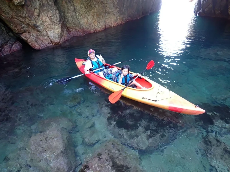 Tottori'nin Kristal Sularında Deniz Kayağı Keyfi