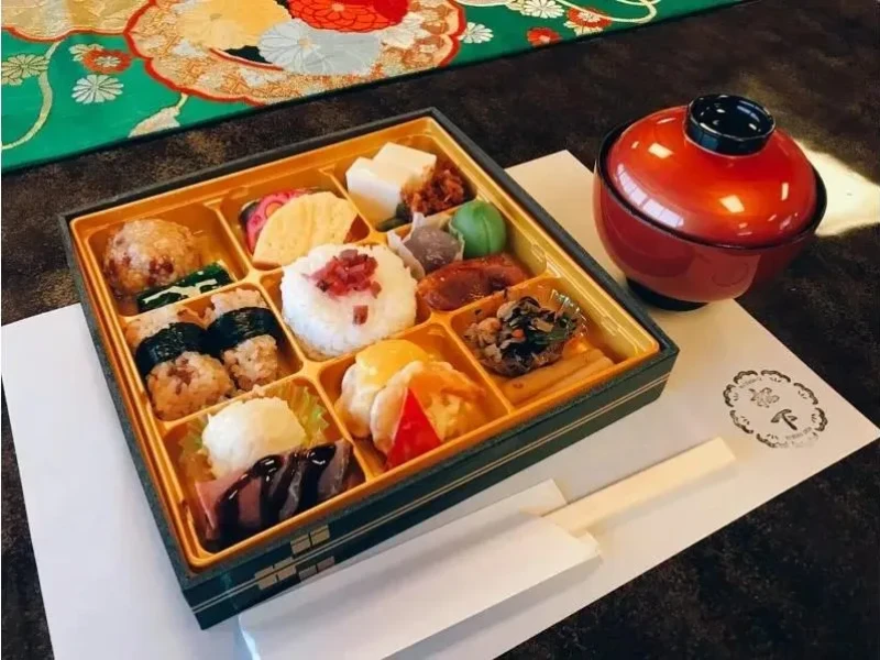 Akita Maiko Dansı ve Geleneksel Bento Keyfi