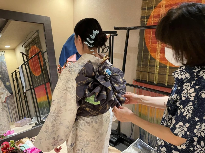Kagoshima'da Gerçek Oshima İpekli Kimono Deneyimi
