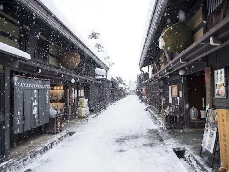 Osaka'dan 2 Gün: Shirakawago, Takayama ve Hida Köyü Işık Şovu Turuyla
