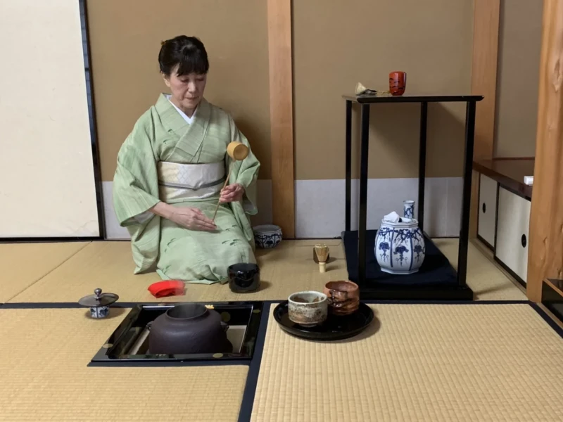 Tokyo'daki klasik bir çay odasında geleneksel Japon çay seremonisini deneyimleyin.