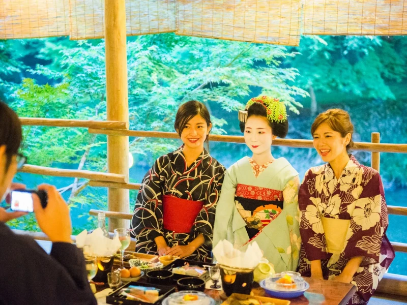 Momiji-ya'nın Yaz Nehir Kenarı Terası'nda Geisha Performansı ile Akşam Yemeği