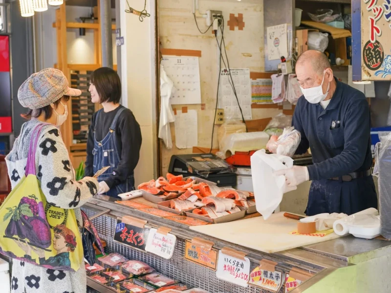 Tsukiji Balık Pazarı Deneyimi: Sahne Arkasını Keşfedin ve 10 Deniz Ürünü Örneği Tadın