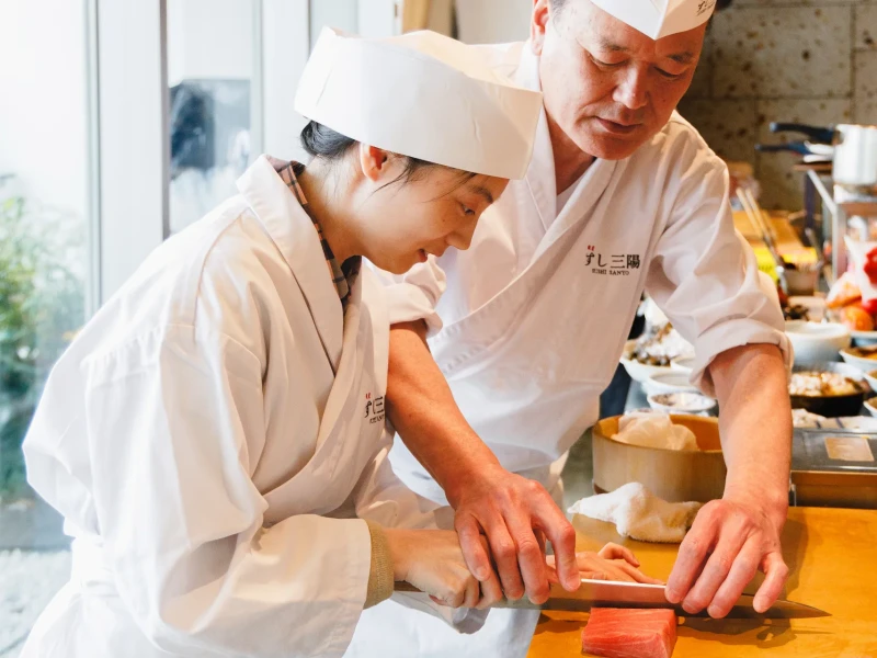 Şef Dönüşümü: Fukuoka Sushi Sanyo'da Gerçek Sushi Yapımını Deneyimleyin