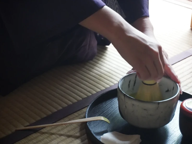 Kamogawa Nehri'ne Bakan 150 Yıllık Tarihi Bir Kyoto Machiya'sında Gerçek Çay Seremonisi