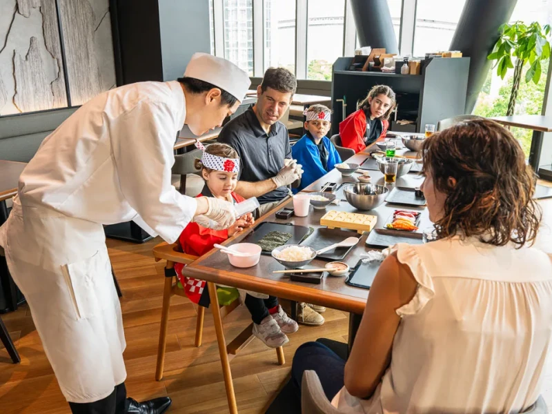 Aile Dostu Sushi Yapım Dersi Merkezi Tokyo'da