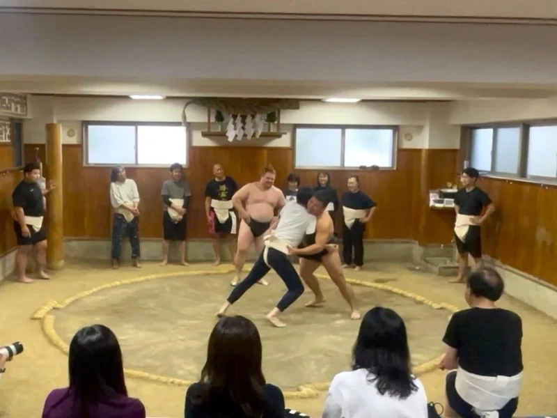 Tokyo'da bir Yokozuna Dojo'sunda Sumo Eğitimi Deneyimi ve Chanko Nabe'nin Tadını Çıkarın