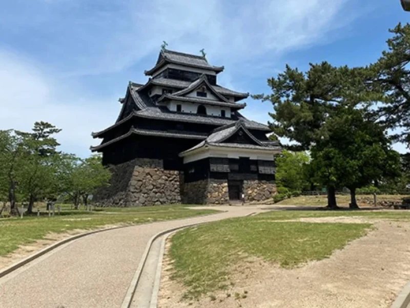 Matsue Kalesi ve Muhteşem Bahçeleri Keşfedin: Shimane'nin Zengin Mirasını Araştırın