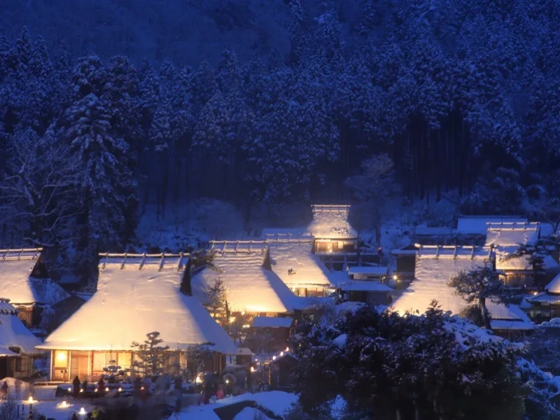 Osaka'dan Kyoto Miyama Çatı Köyü Kış Fenerleri Deneyimi
