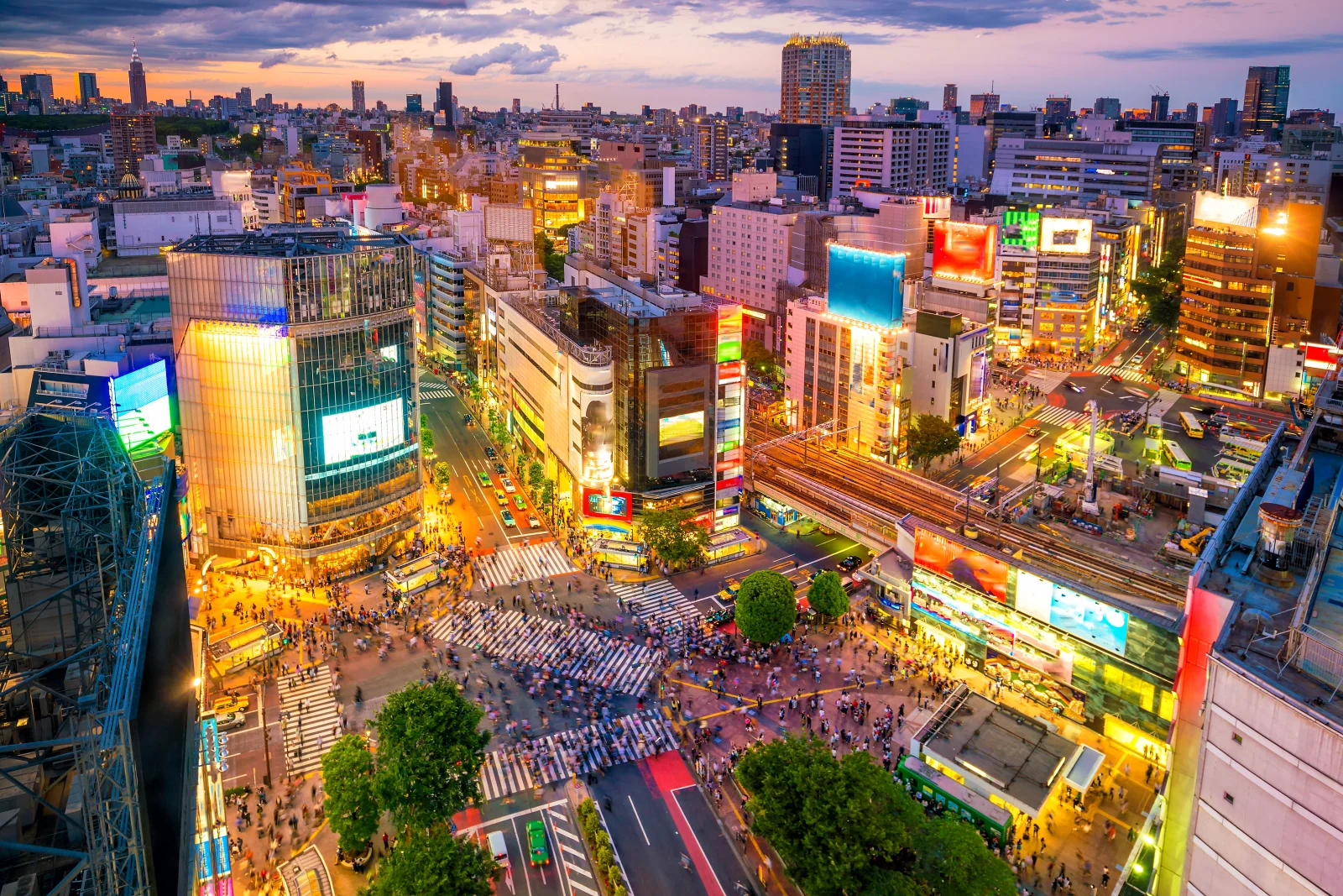 Alacakaranlıkta yukarıdan Tokyo Shibuya kavşağı ve şehir ışıkları