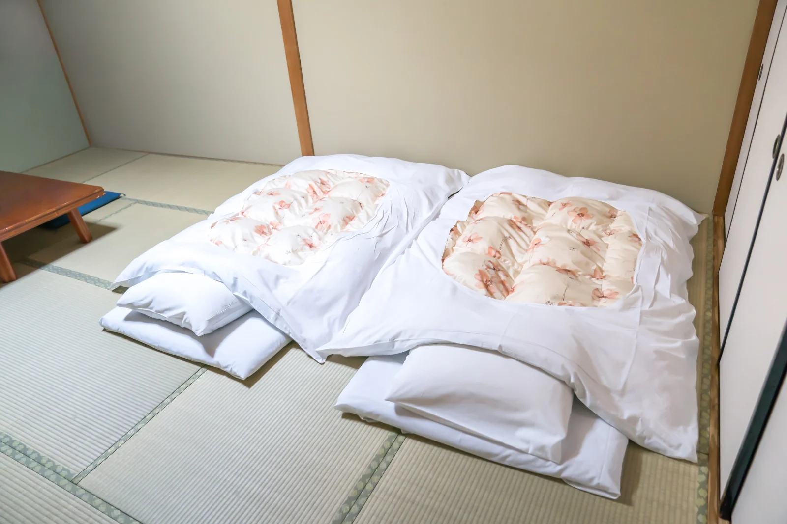 Tatami zemine serilmiş futon yataklarıyla geleneksel Japon tarzı oda