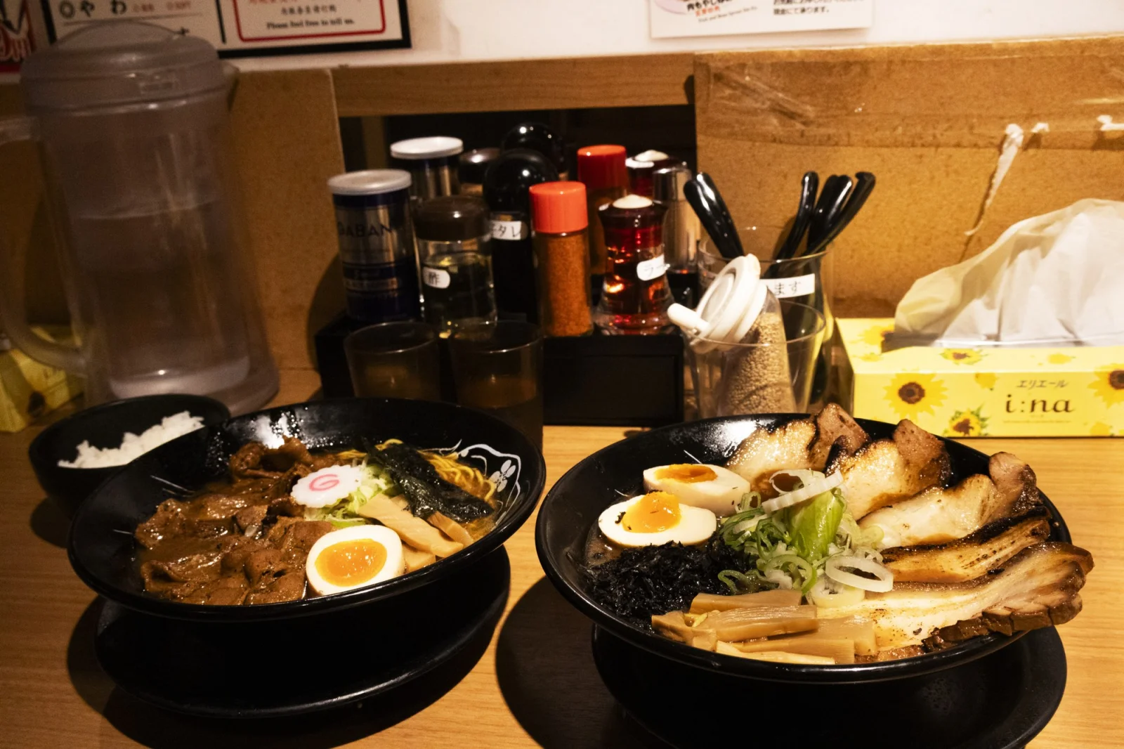 Tokyo'da bir ramen dükkânında tezgâhta servis edilen iki kase ramen