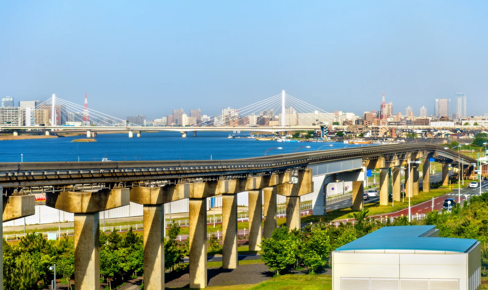 Haneda Havalimanı yakınında Tokyo Monorail'in yükseltilmiş raylı hattı