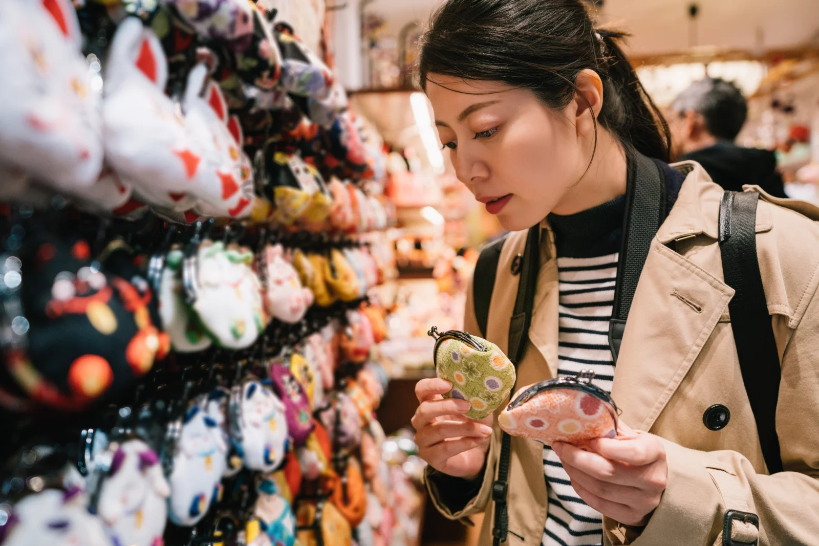 Japonya'da bir hediyelik eşya mağazasında alışveriş yapan turist