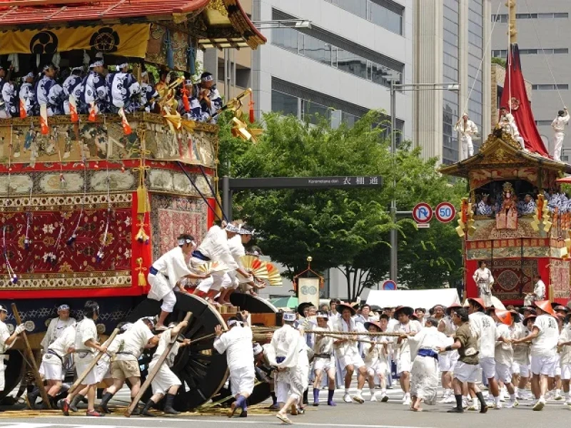 Osaka'dan günübirlik tur ile muhteşem Gion Festivali Yamahoko Geçit Töreni'ni ve öğle yemeği büfesini deneyimleyin.